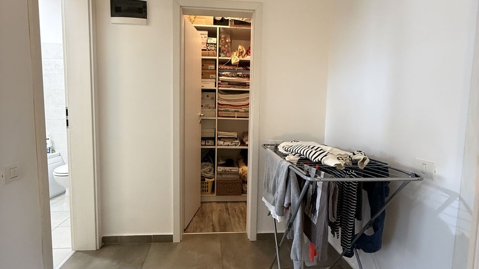 Casă înșiruită complet mobilată + curte+ 2 parcari în complex inchis! - Poză 20