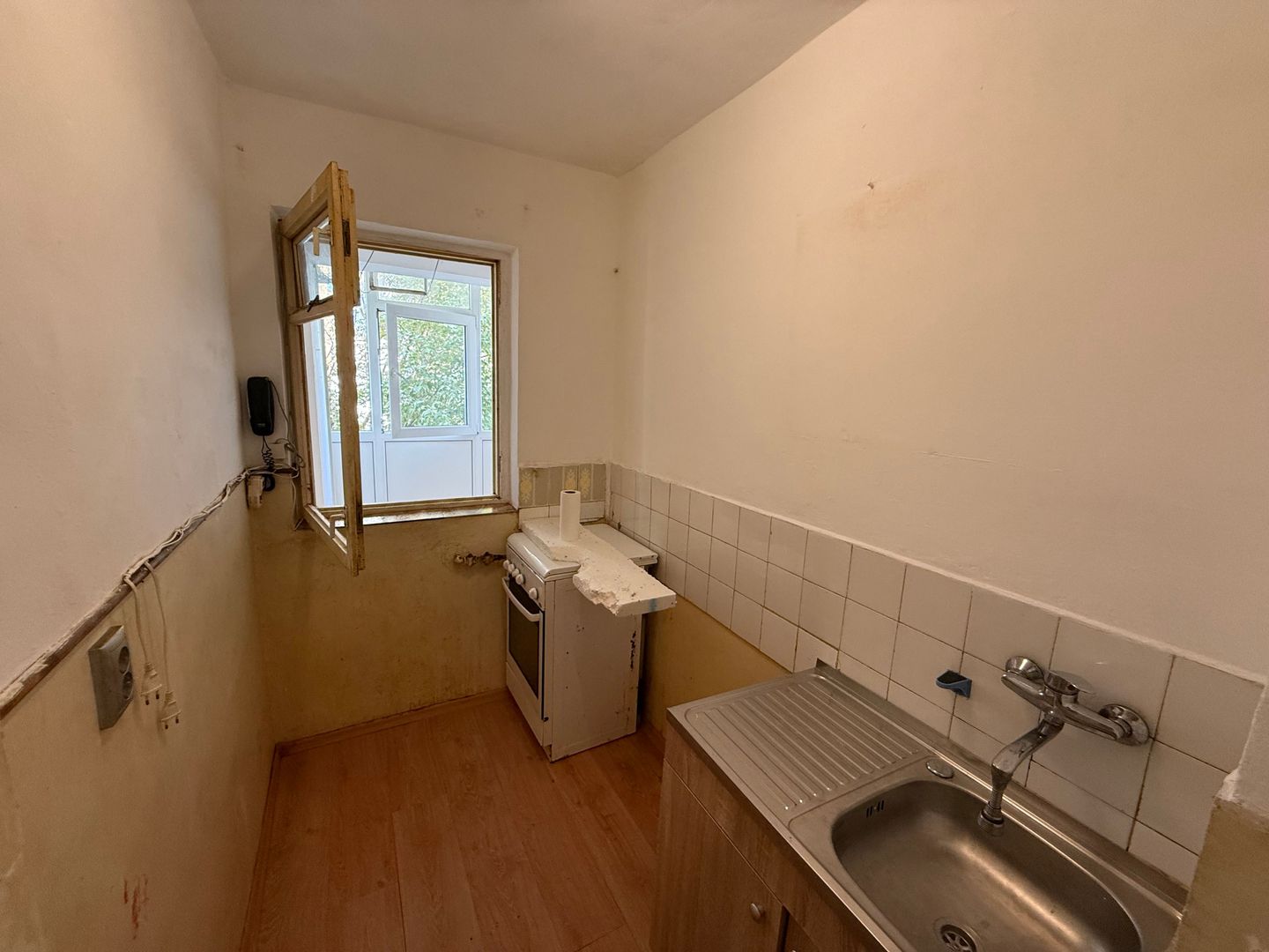 Garsonieră 27 mp cu balcon - etaj 2 - nemobilata -bloc an 1980 - Poză 3