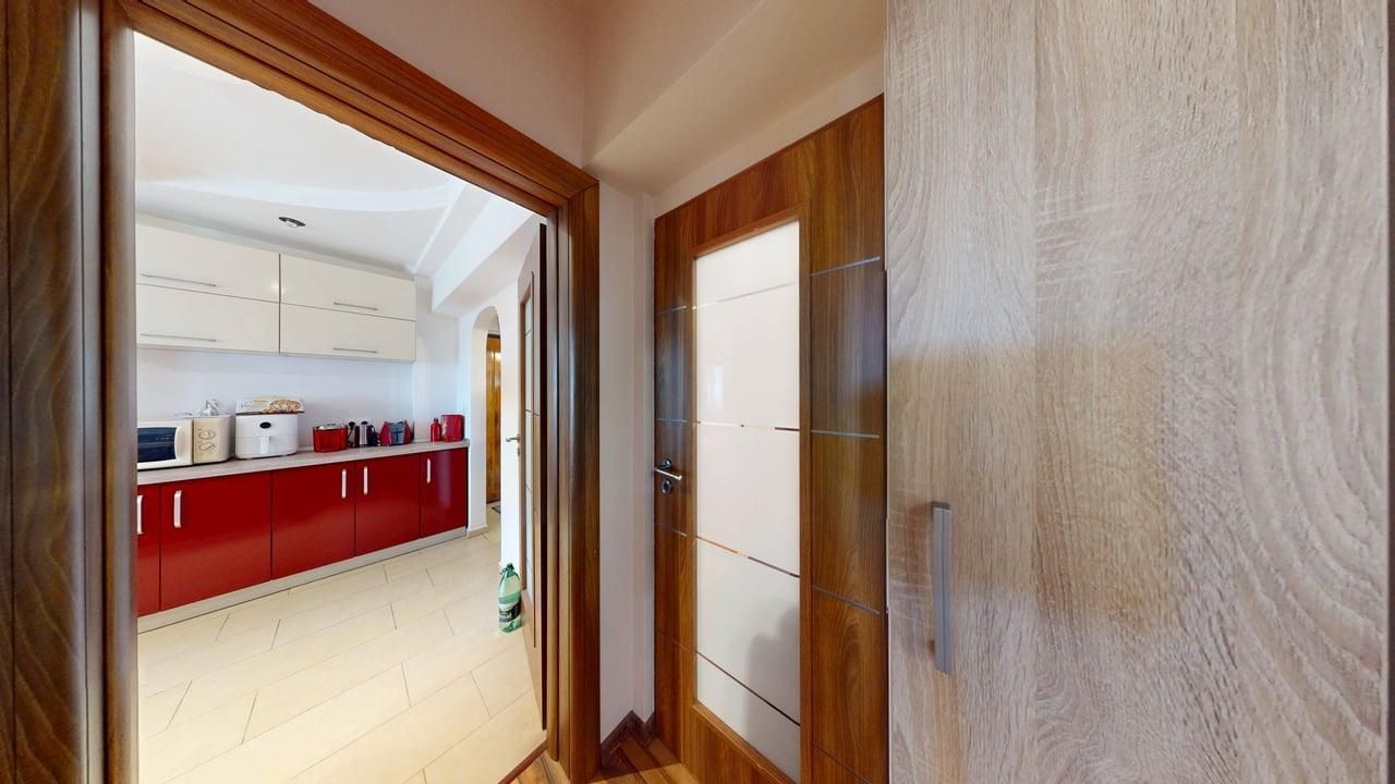 Apartament in zona centrala, la cheie, mobilat, utilat, et intermediar - Poză 2
