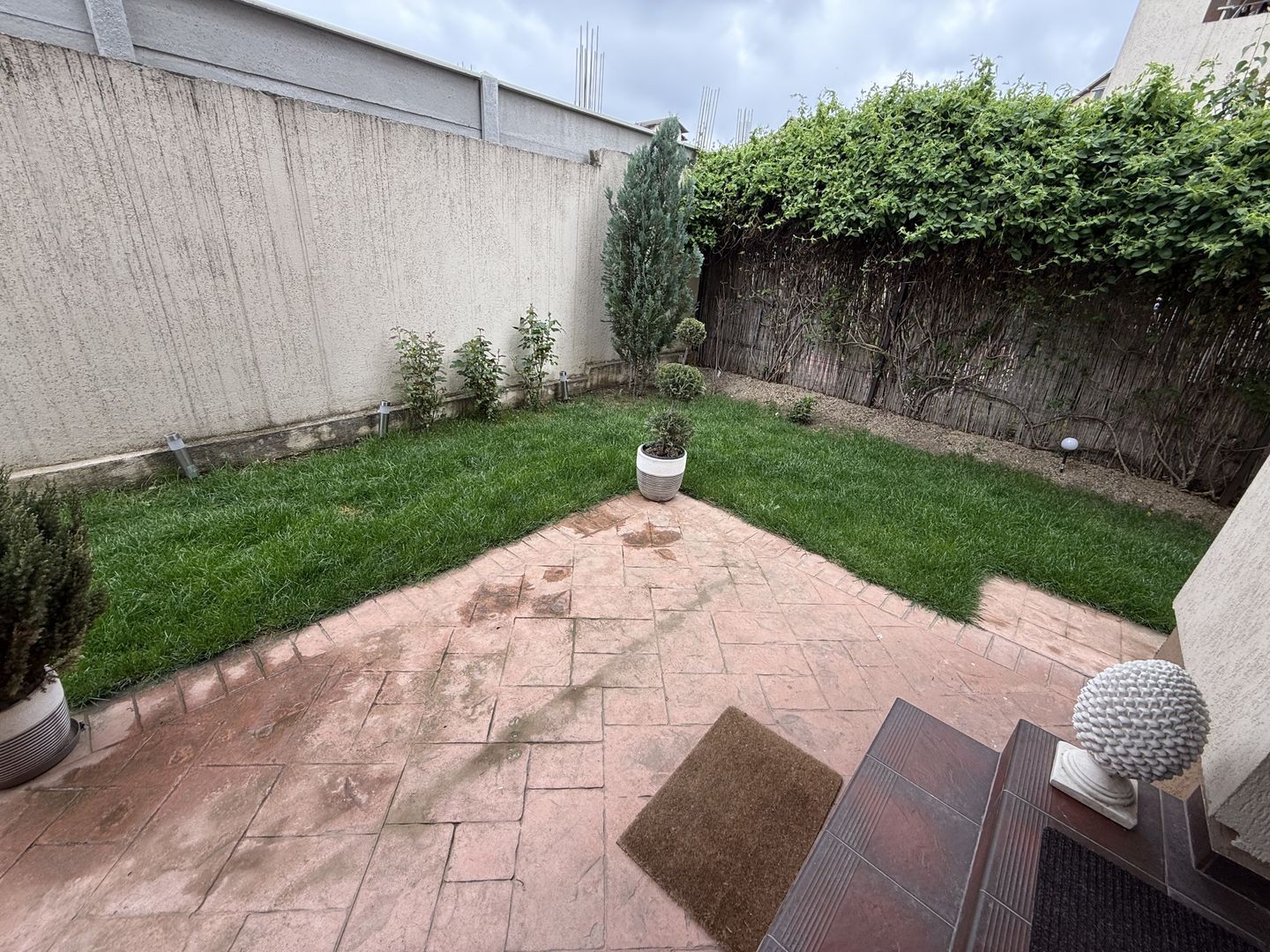 Casă înșiruită complet mobilată + curte+ 2 parcari în complex inchis! - Poză 26