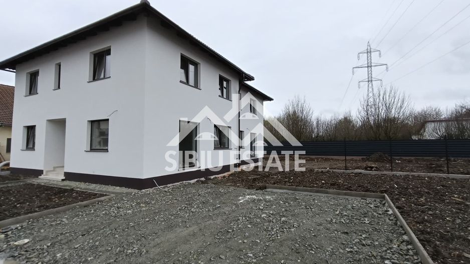 Casa tip duplex  5 camere, teren 400 mp, Selimbar acces usor - Poză 2