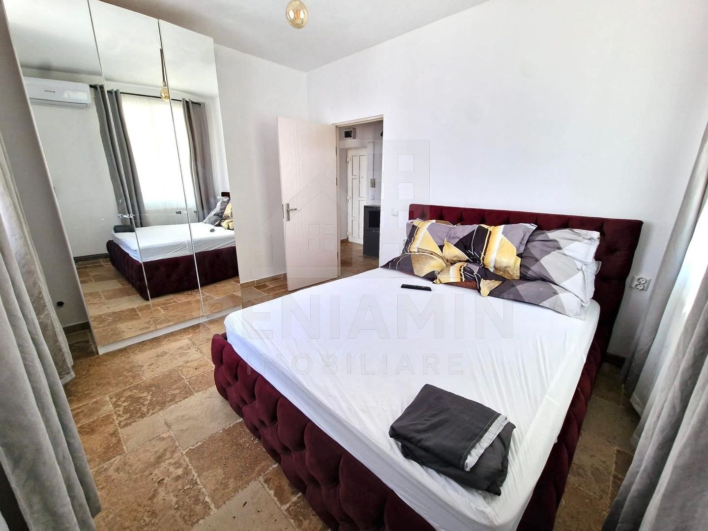 2 decomandat - centrala proprie - mobilat - utilat - English Park - Poză 1