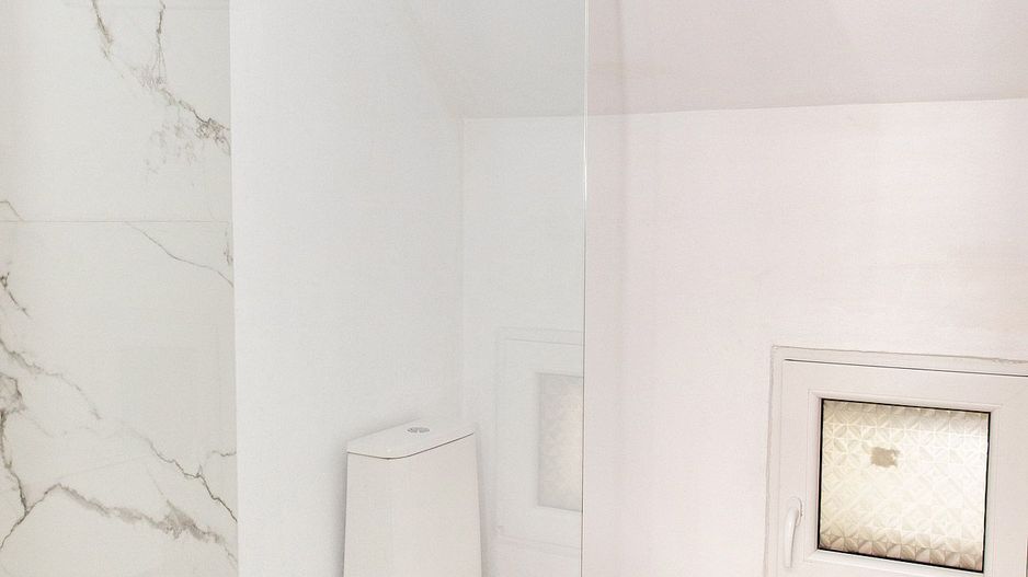 Vilă cu 5 dormitoare, 4 băi, 2 248mp teren, piscină. Preț: 229 000 Eur - Poză 23