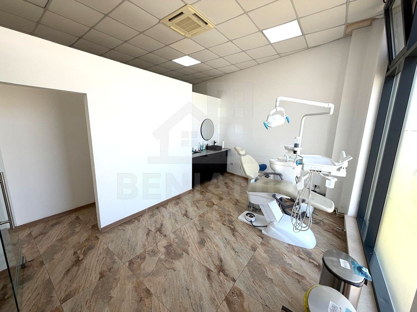 Spatiu comercial pe Bulevardul Decebal - Rovine - Helmat 100mp - Poză 5