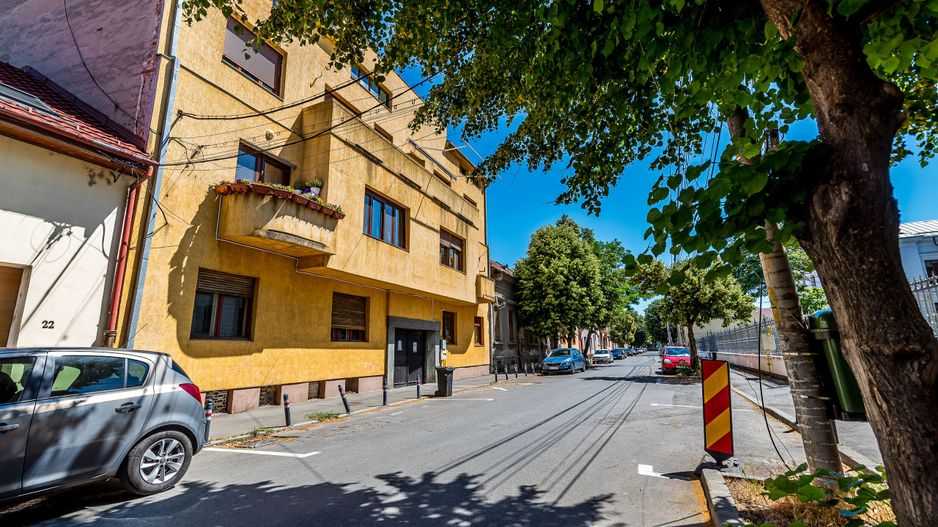 Apartament în centru cu acces auto și garaj propriu - Poză 1
