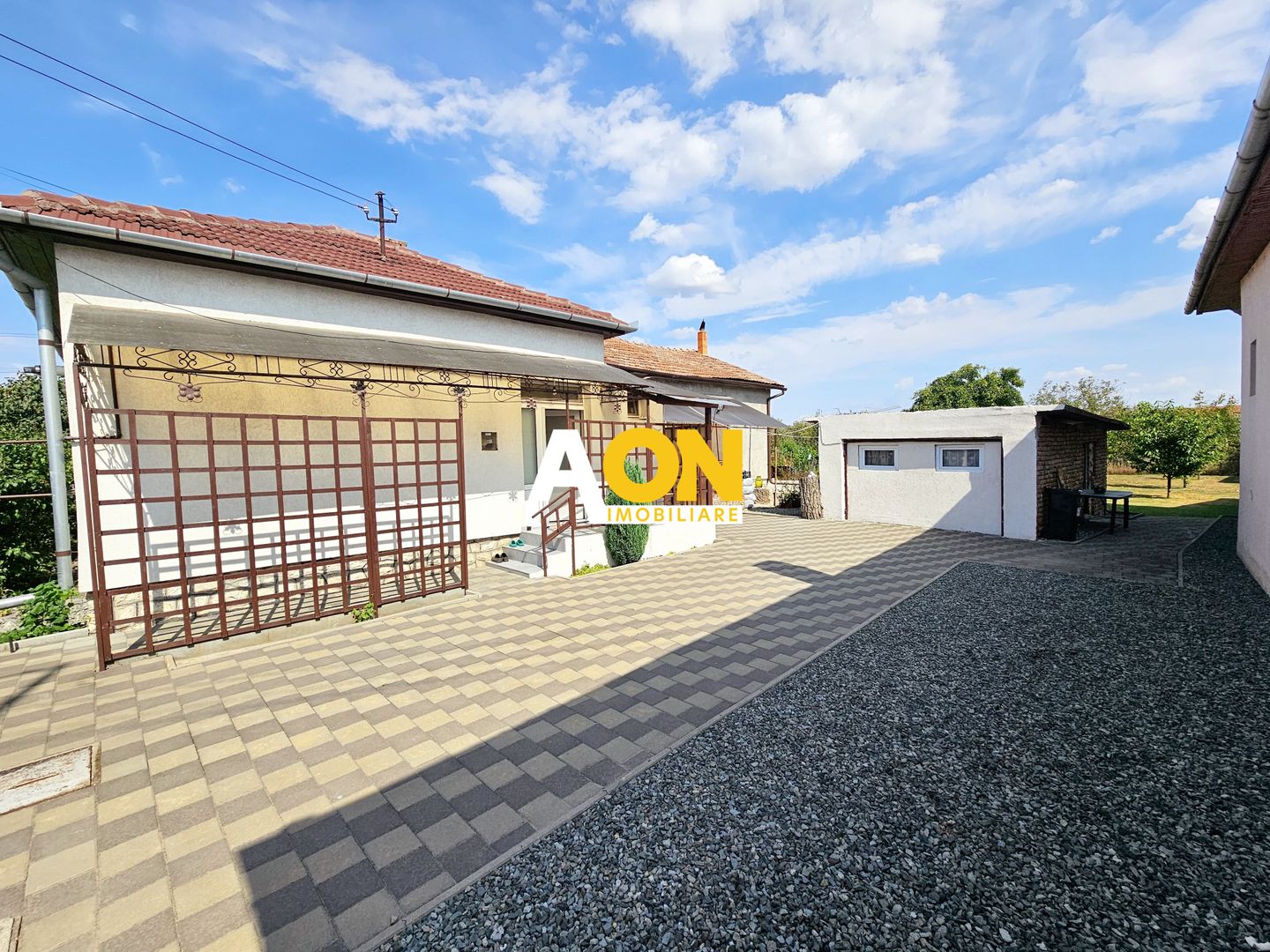 Casa 4 camere, 2 bai, 2 bucatarii, 1050 mp teren, zona Centru - Poză 1