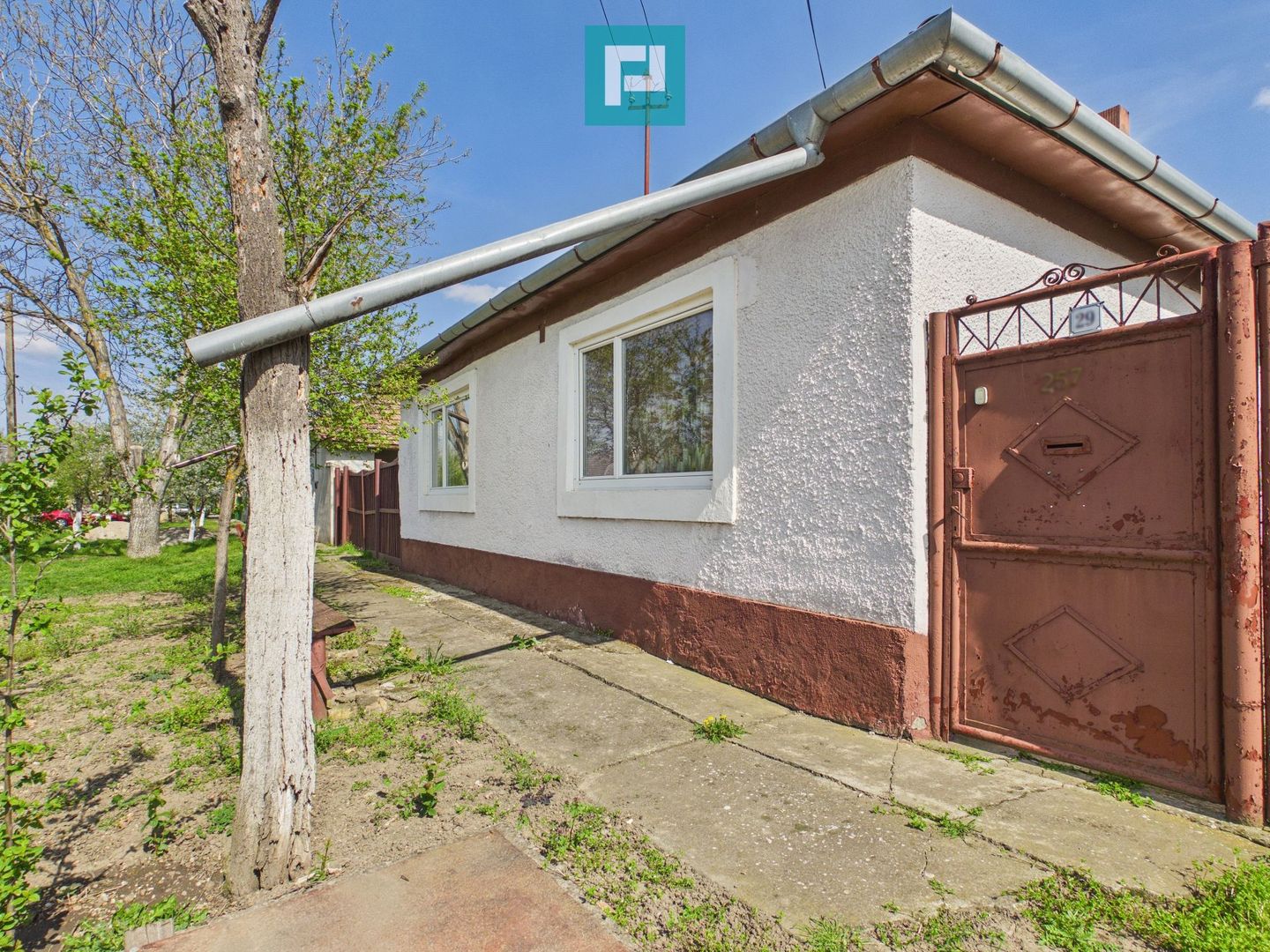 Casă cu 3 camere și 1047 mp în Peregu Mic - Poză 1