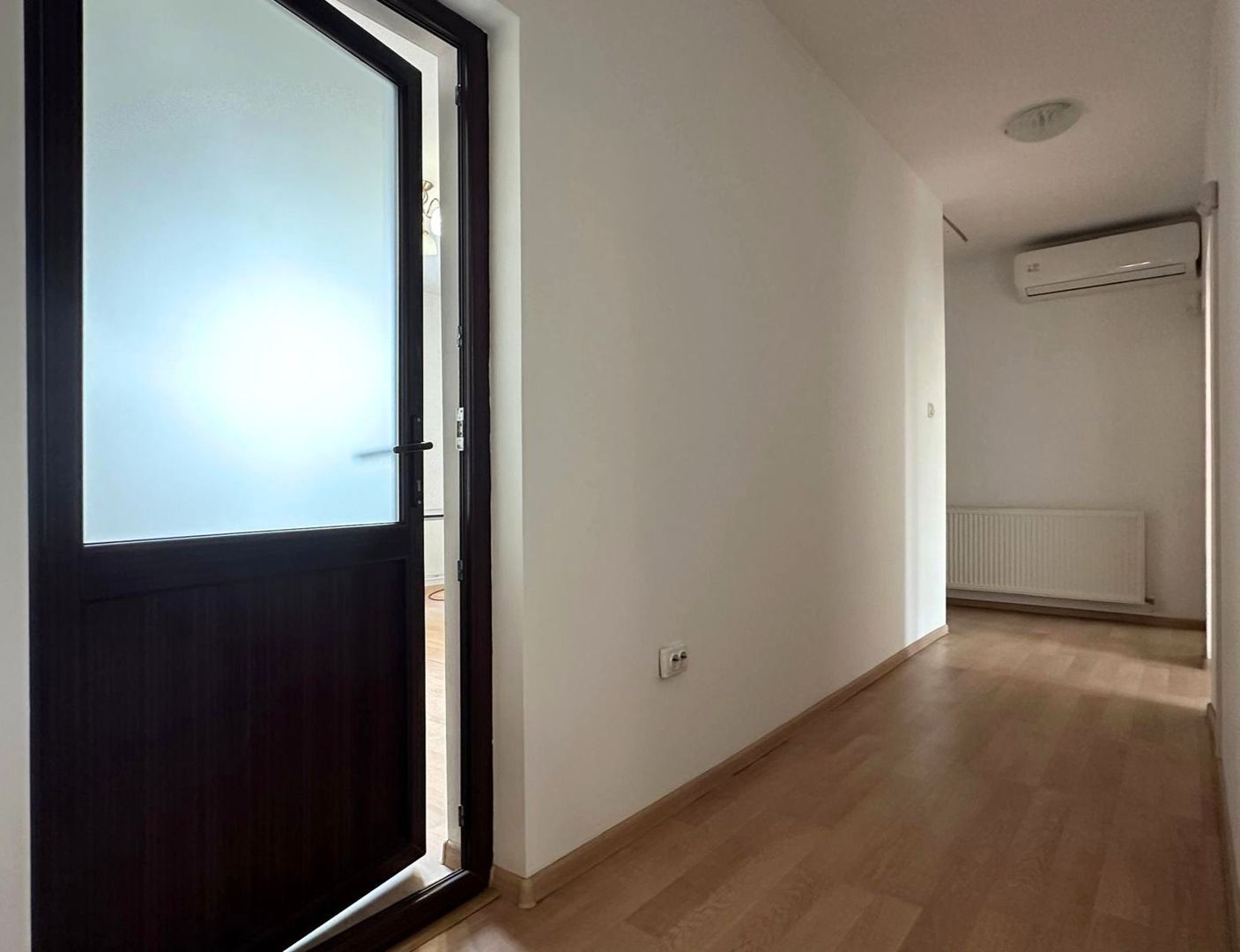 Casă complet renovată cu 4 camere și garaj generos Băneasa, Sector 1 - Poză 9