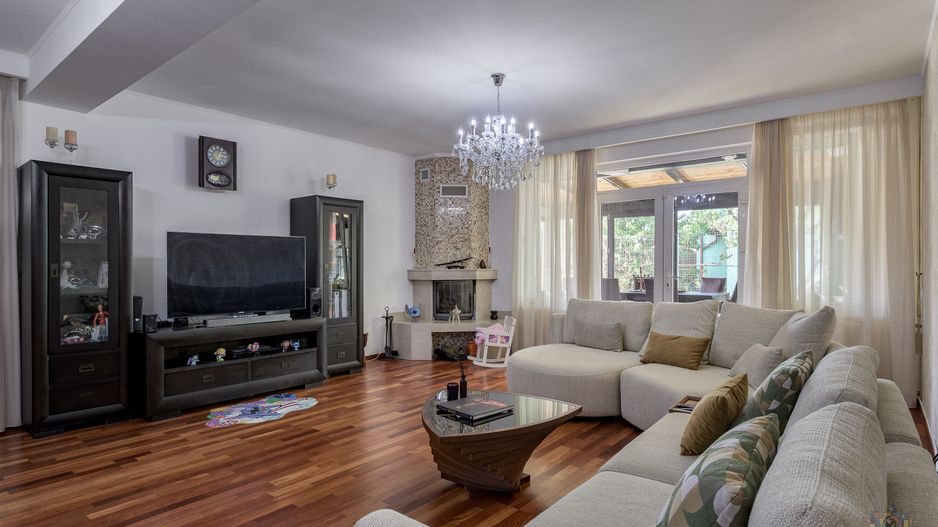 Vilă renovată P+1+M  | Foișor vitrat, grădină și jacuzzi - Poză 2