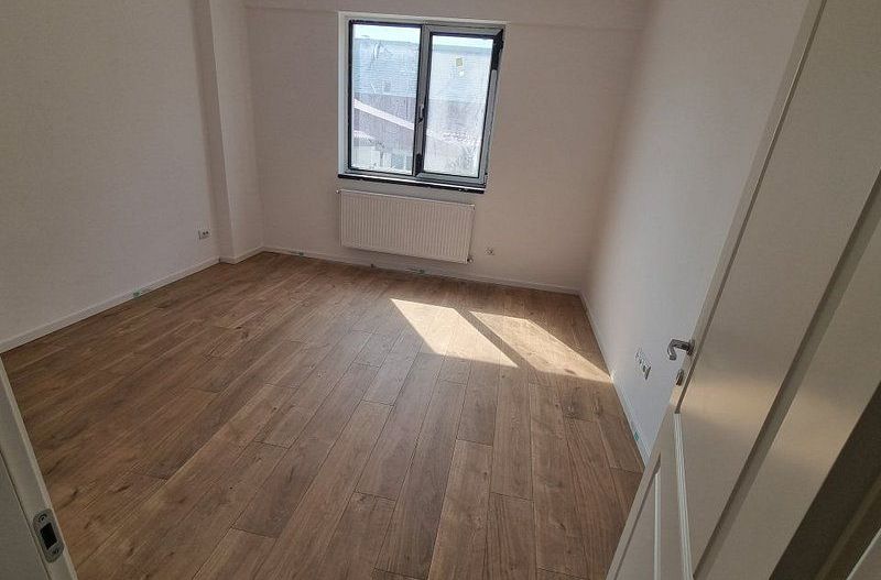 Apartament 3 camere si curte proprie aprox 80 mp biserica Bazilescu - Poză 2