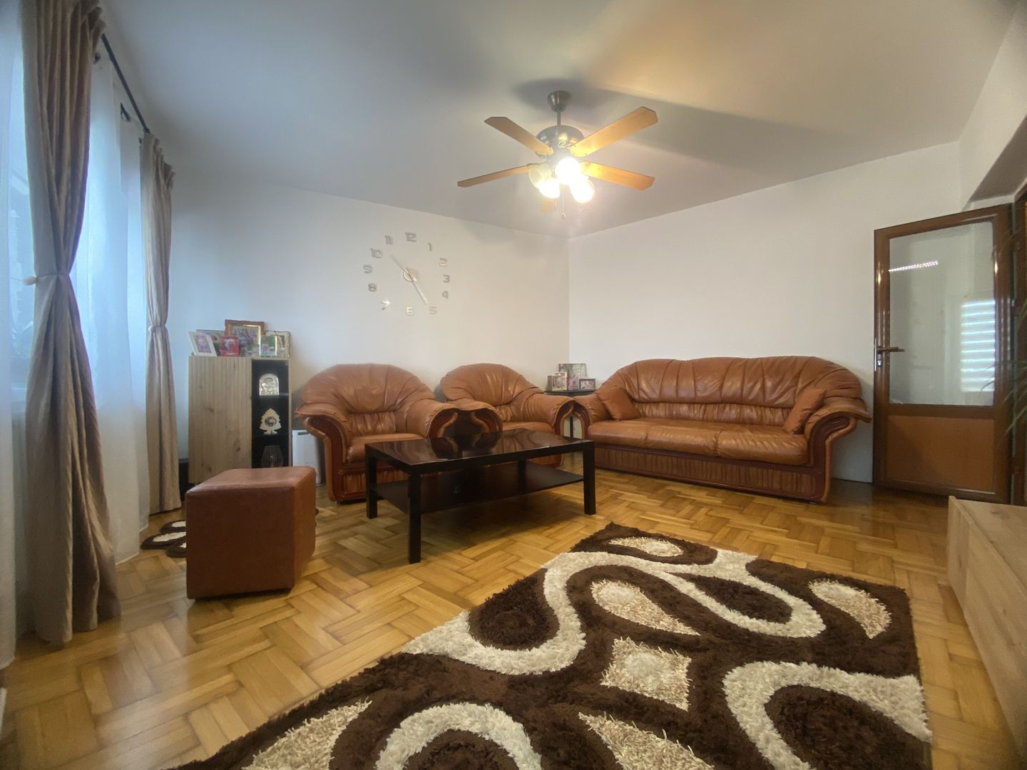 Compartimentare decomandata! Vanzare apartament cu 3 camere-Micro 11 - Poză 2
