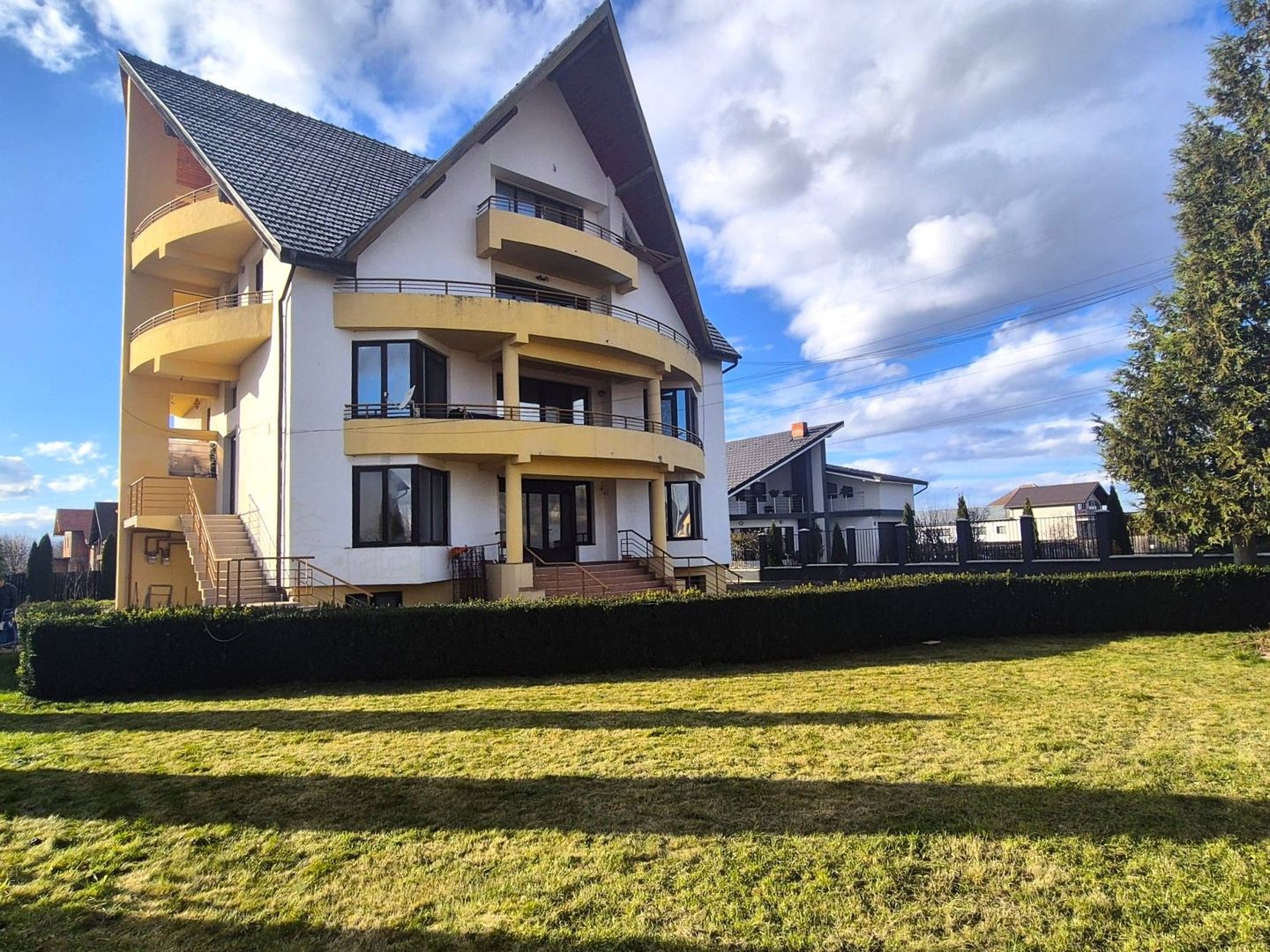 Apartament la casă cu grădină - Poză 2