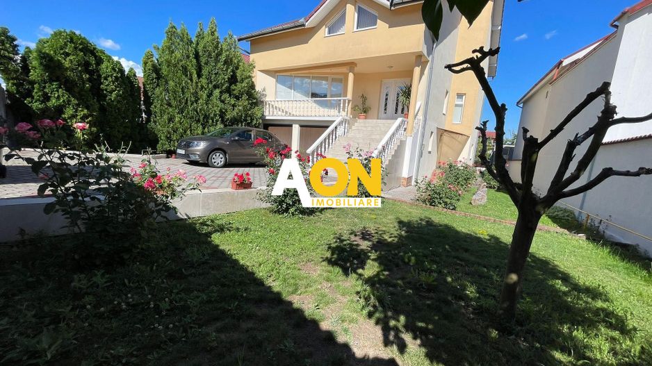 Casă cu 6 camere, teren 912 mp, garaj dublu, în zona Cetate-Schit - Poză 1