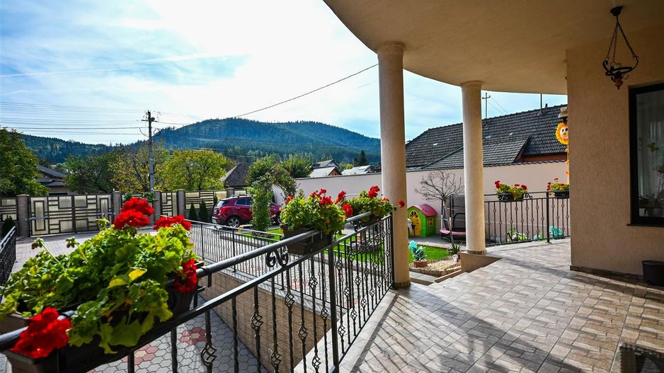 Somptuozitate in stil modern, 2 garaje, 3 terase, totul pe 1.000 mp teren - Poză 3
