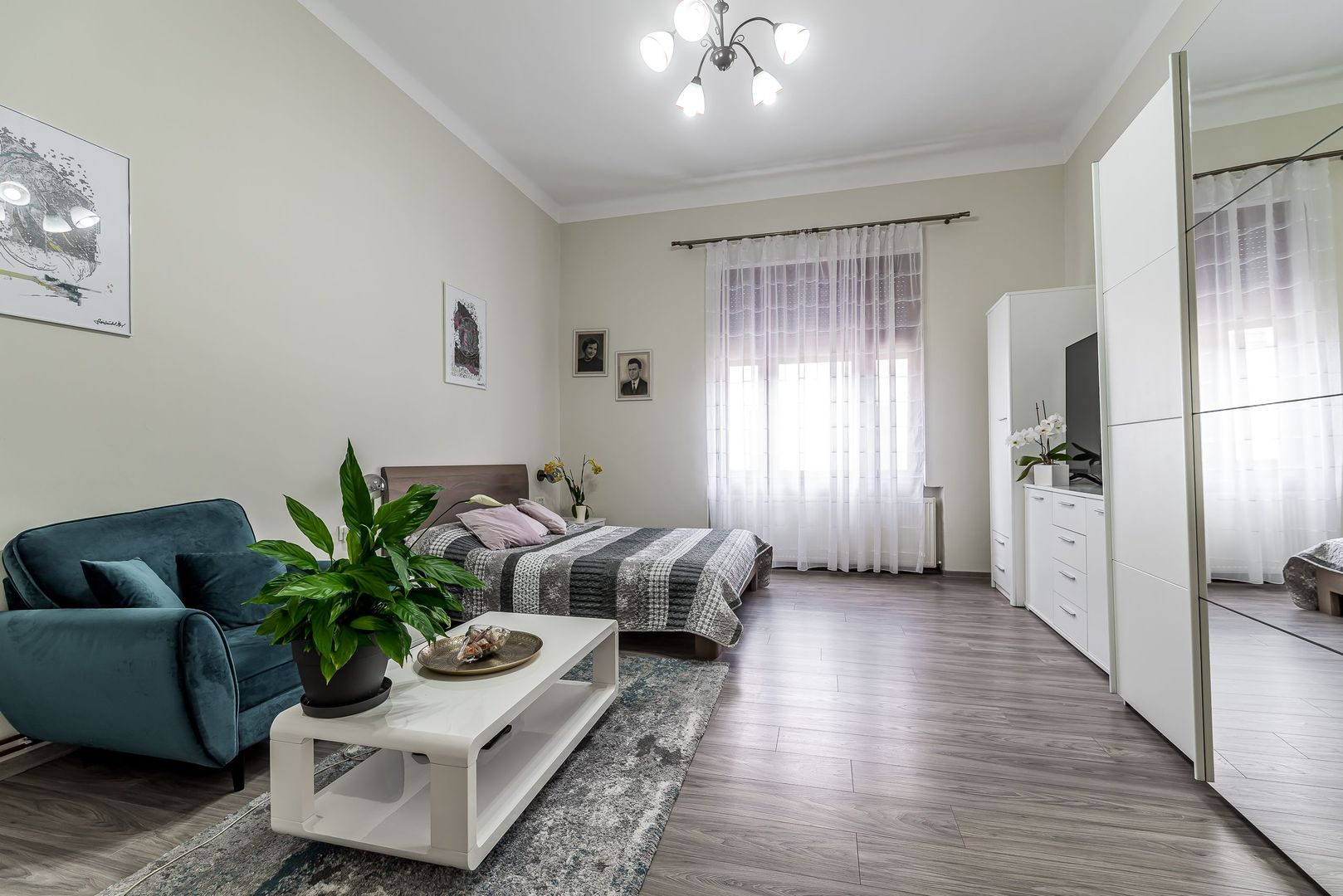 Apartament ultracentral cu 4 camere decomandat, etaj intermediar - Poză 2
