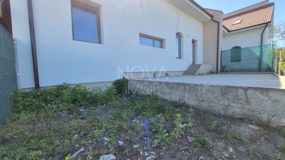 Casa generoasa cu 7 camere, 3 bai, dressing si parcare – Sura Mica - Poză 4