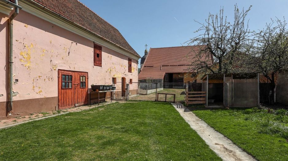 Casă Săsească Autentică cu Șură Impresionantă în Cristian – Teren 2729mp - Poză 9