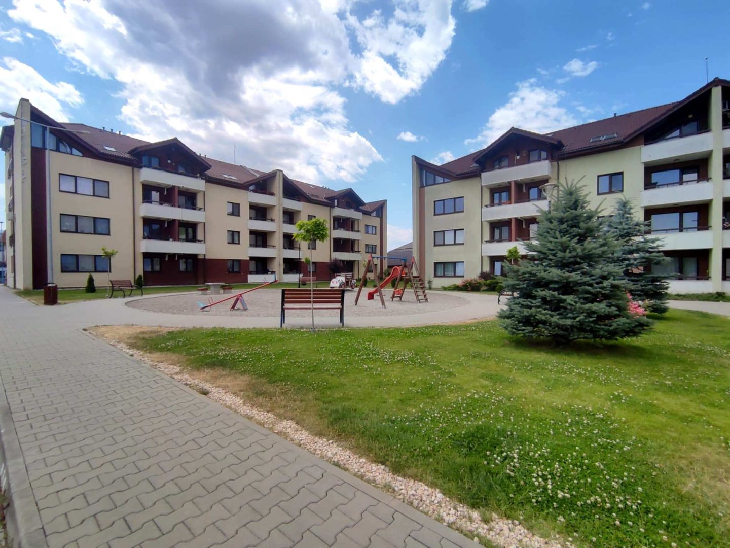 Inchiriem apartament 2 camere spatios intr-un bloc tip vila zona Tractorul - Poză 16