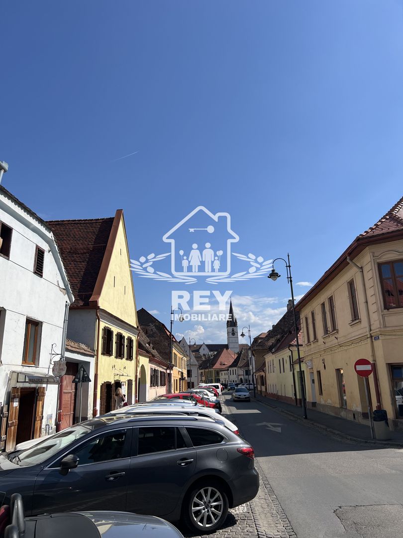 Patru spatii comerciale + locuinta + teren construibil / zona Centrala - Poză 1