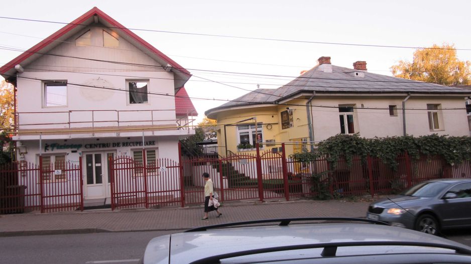 Casa situata in centru, in fata Lic. Economic nr. 1 - Poză 1