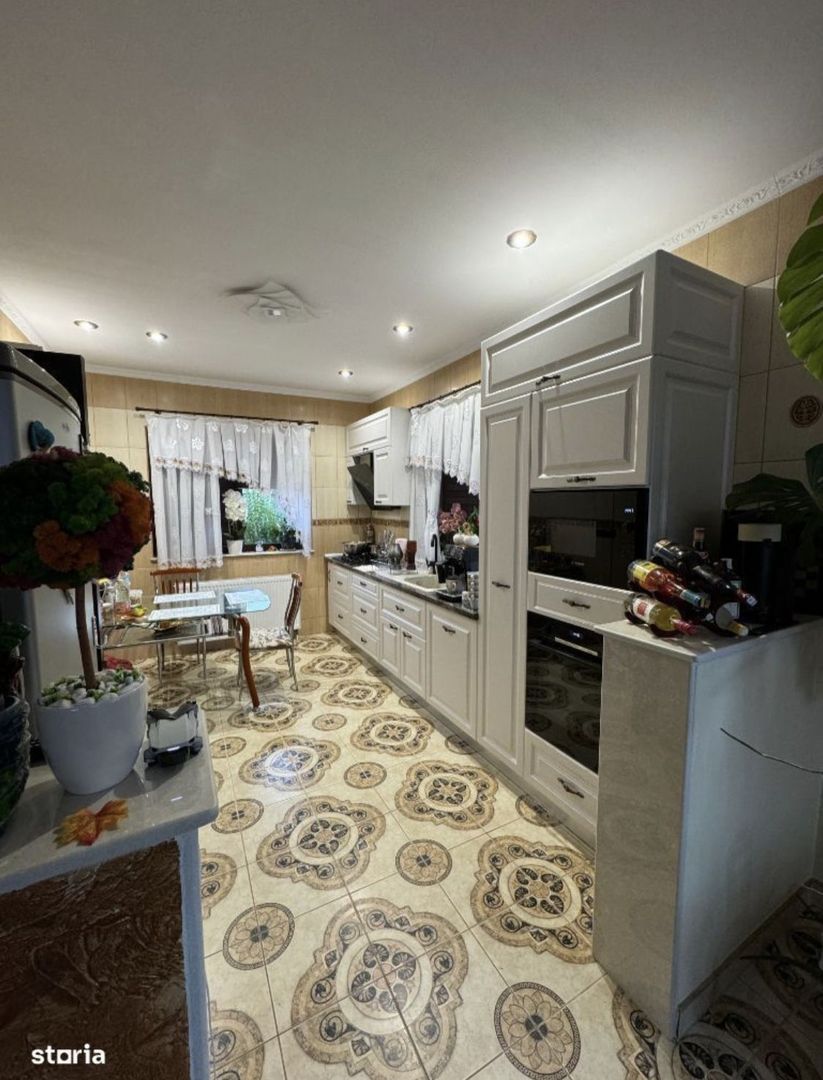 Casa de vanzare P+1, 4 Garaje, Vetis - Poză 9