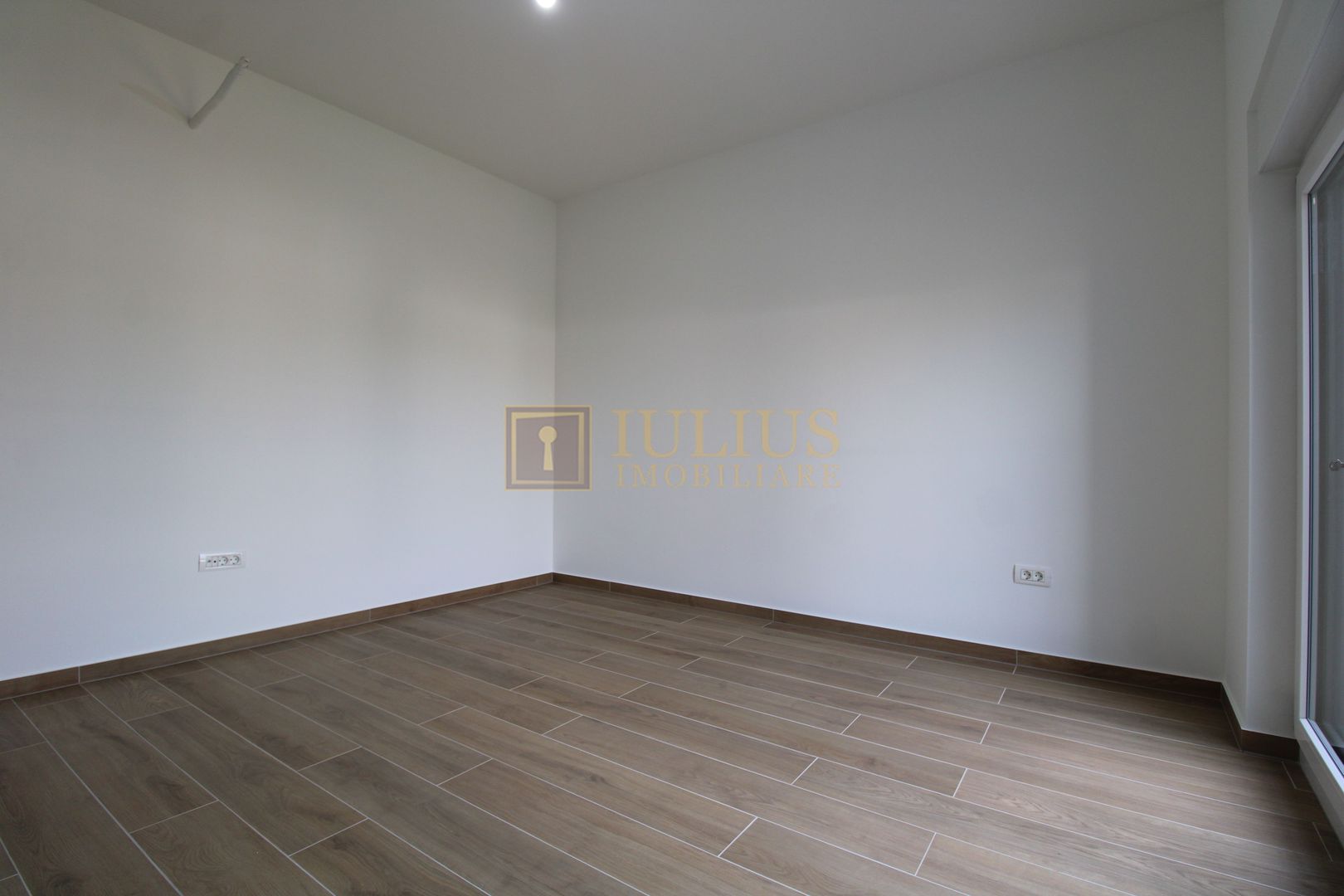 Casa zona Lunei, 5 camere + 3 bai, centrala proprie, rezidential sau birouri ! - Poză 38