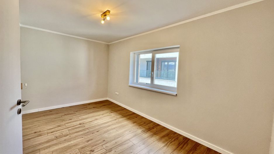 Apartament 3 camere, 2 bai, balcon, aer conditionat - finisat la alb - Poză 3