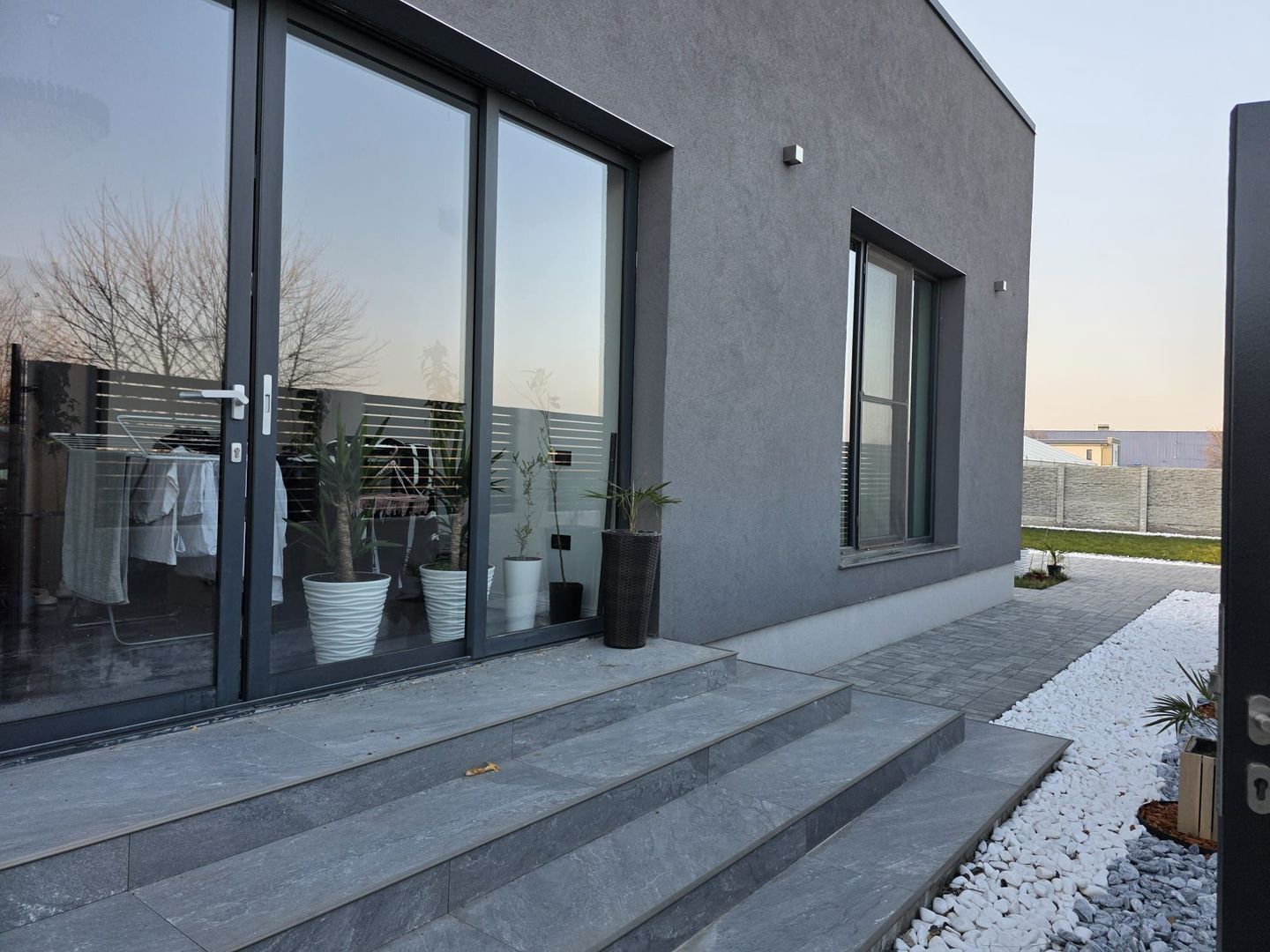 Casa- zona Metro - Poză 1