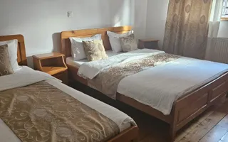 Pensiune 10 camere cu restaurant // Moieciu de Jos - Poză 23