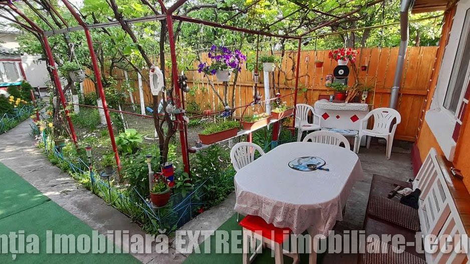 Casă de cărămidă, cu 4 camere, 417mp teren, lăngă Gara de Sud, Tecuci - Poză 2