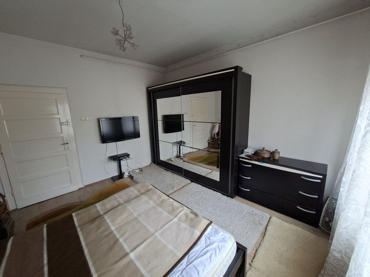 BRASADAS vinde apartament cu 3 camere la etaj in casă - Poză 1