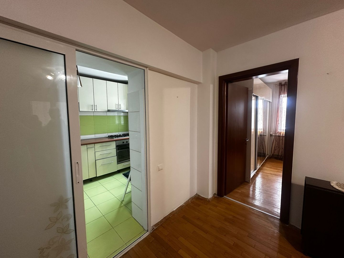 Apartament 3 camere, etaj 2, balcon închis, mobilat complet, Pantelimon - Poză 9