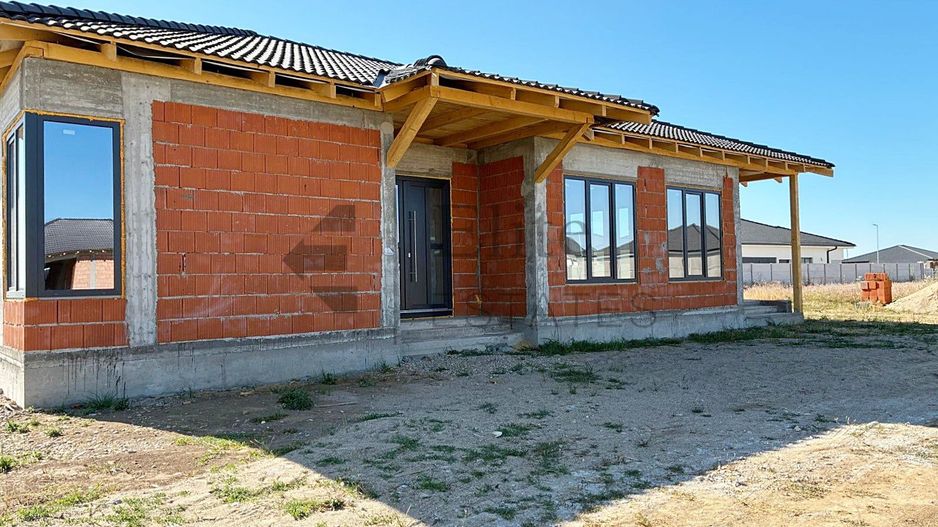 Casa la rosu  cu 4 camere de vanzare in Santandrei - Poză 1