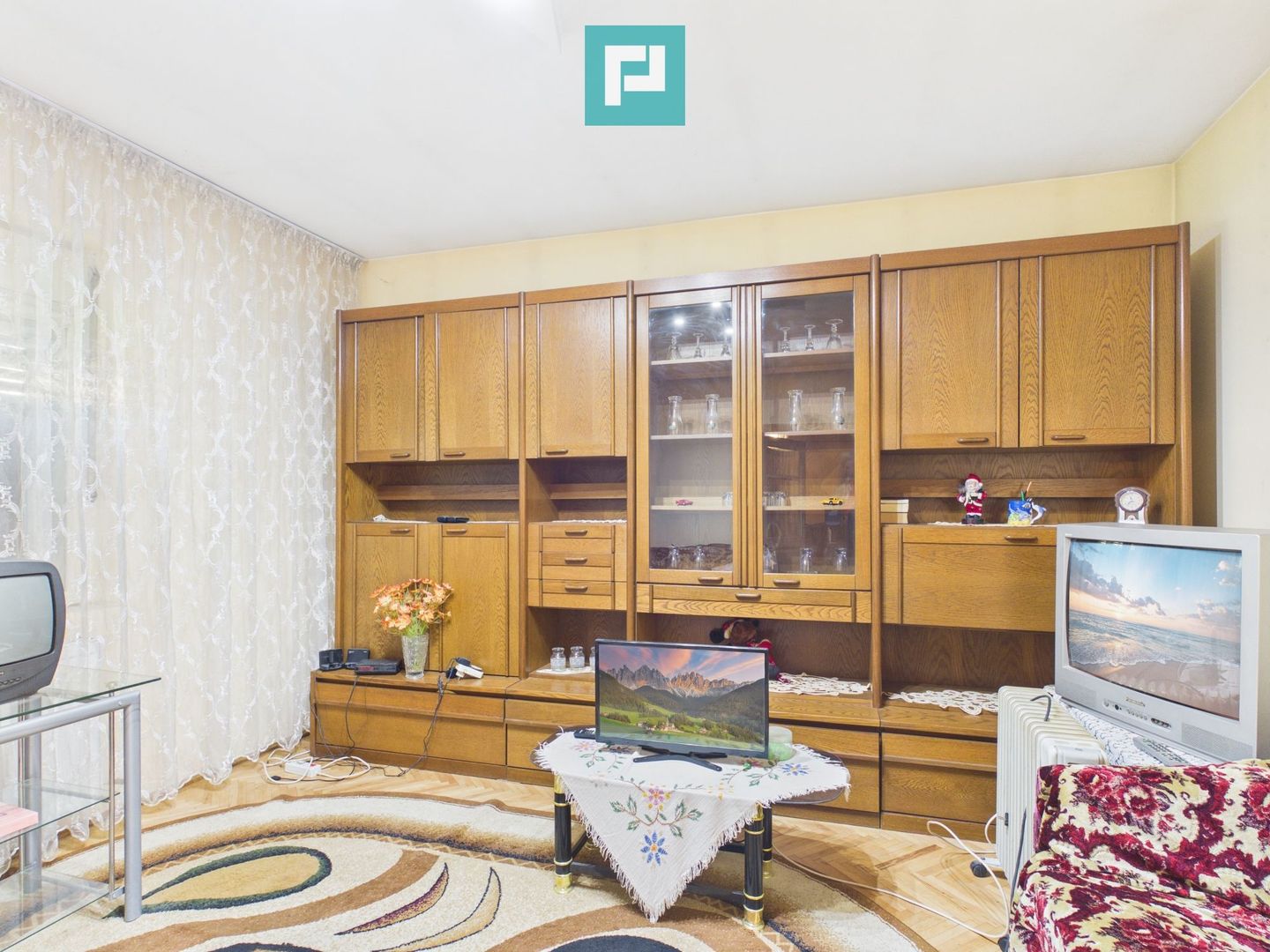 Casa în Cuvin la poalele dealului - Poză 4