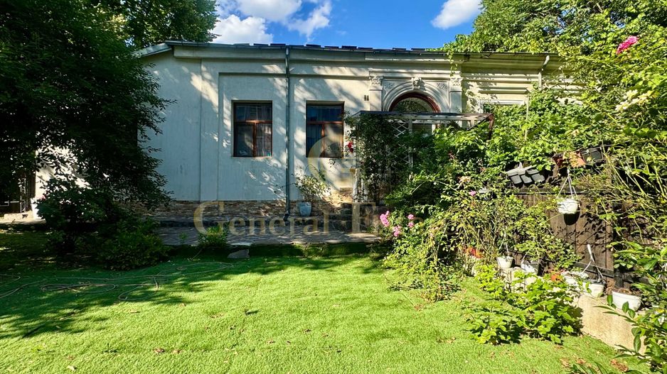 Spre Vânzare Proprietate remarcabilă cu 6 camere în inima Iașului ! - Poză 6