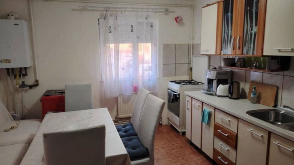 Apartament 2 camere, Cetate, zona Sc. Gen. nr. 7 - Poză 2