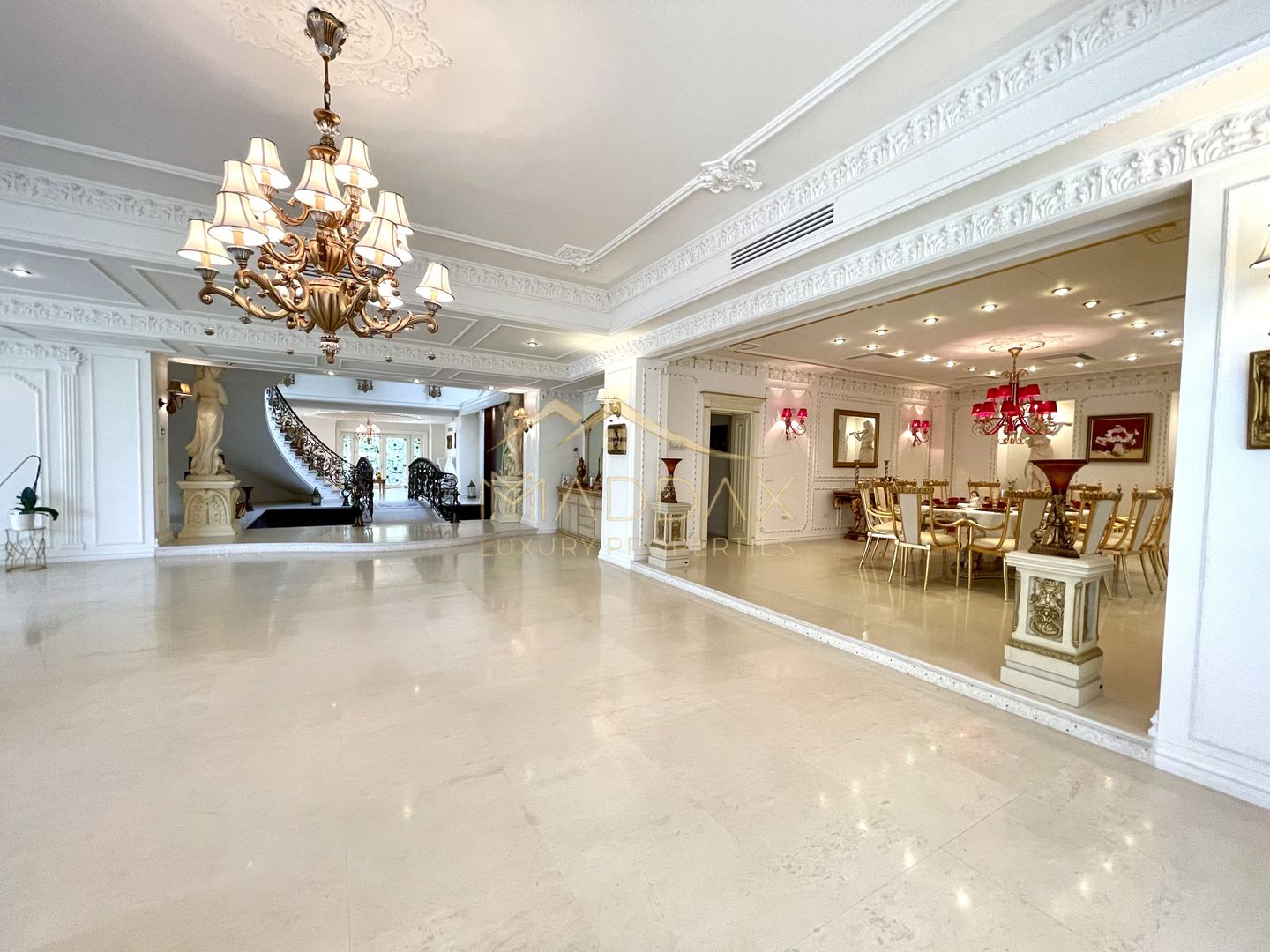 Impressive Villa *1500 SQM usable* 2613 SQM land / Open to the lake - Poză 8