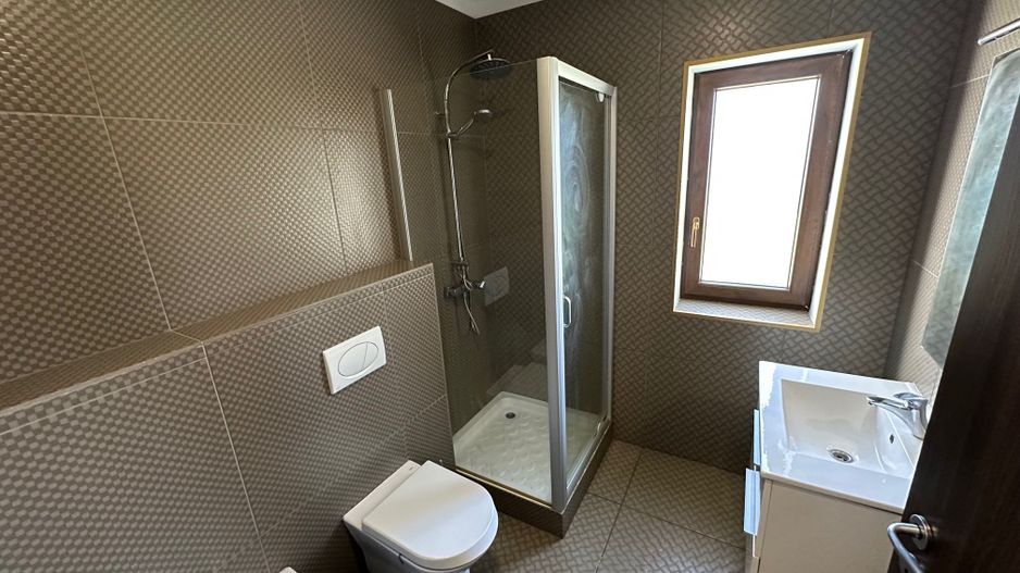 CASA SPATIOASA  CU GARAJ SI TEREN DE 600 MP - Poză 6