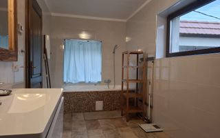 Casă complet renovată de vânzare în Amnaș – la doar 25 km de Sibiu! - Poză 15