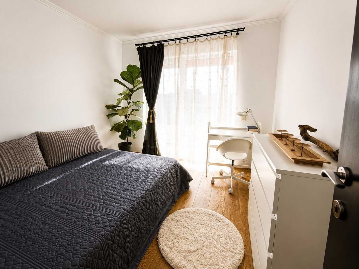 Apartament cu 4 camere, terasă de 105 mp, Între Lacuri. - Poză 5