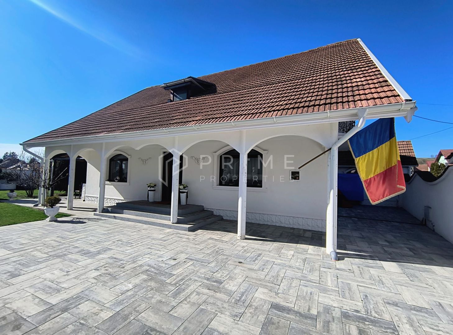 Casa perfectă pentru familie – curte, foișor cu grătar și garaj triplu - Poză 5