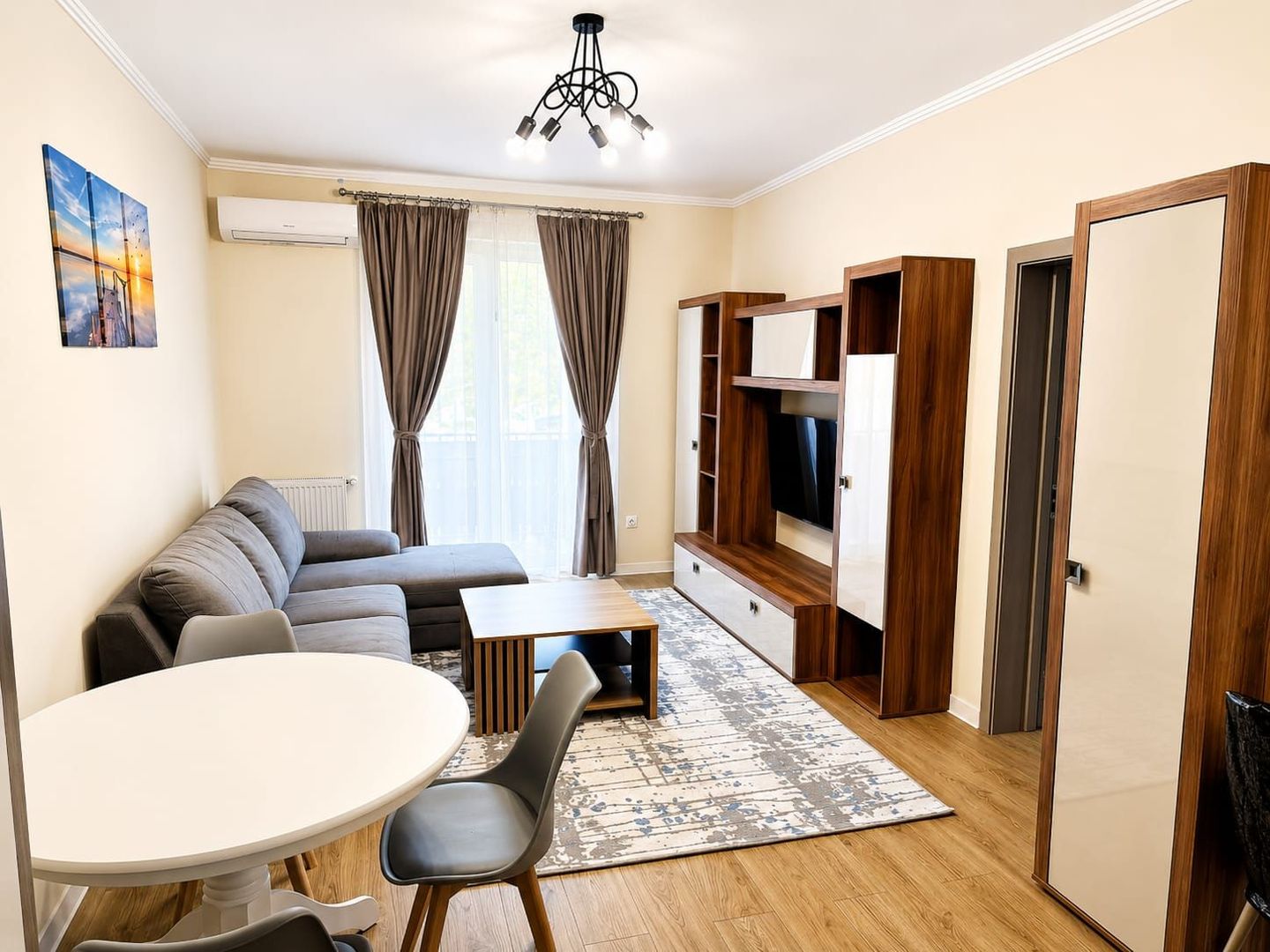Apartament 2 camere,55mp,1 terasă 100 mp.1 parcare privată - Poză 1