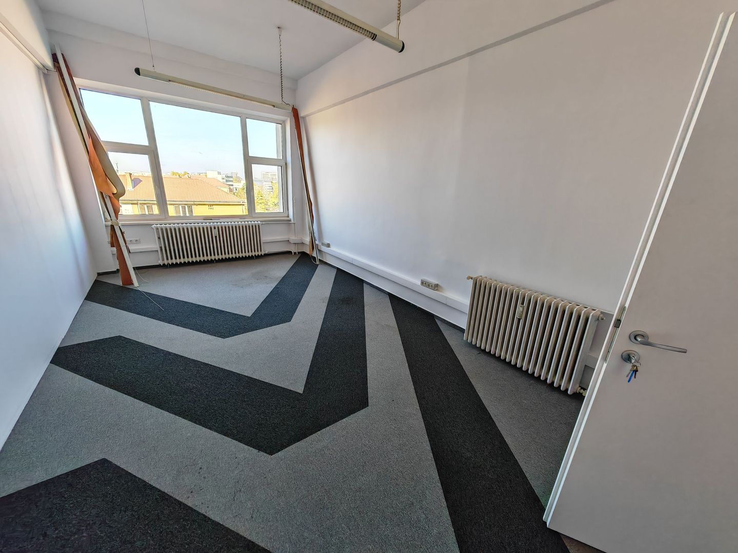 Birouri spatioase in cladire de birouri - Poză 12