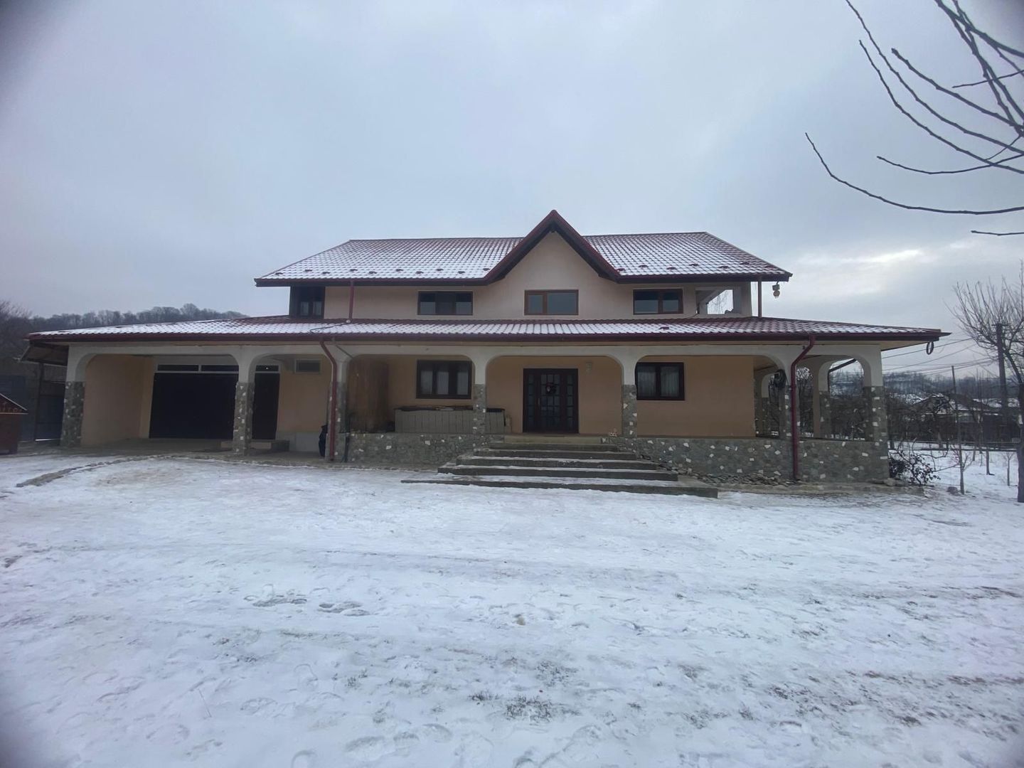 Casă de vânzare în Pucioasa! - Poză 1