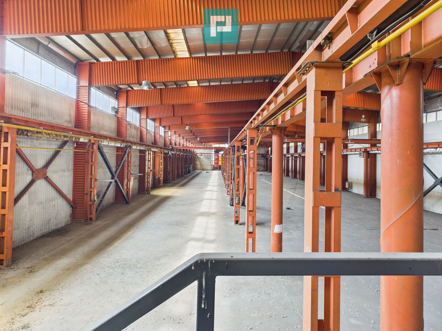 Hală industrială cu pod rulant și parcare betonată - Poză 5