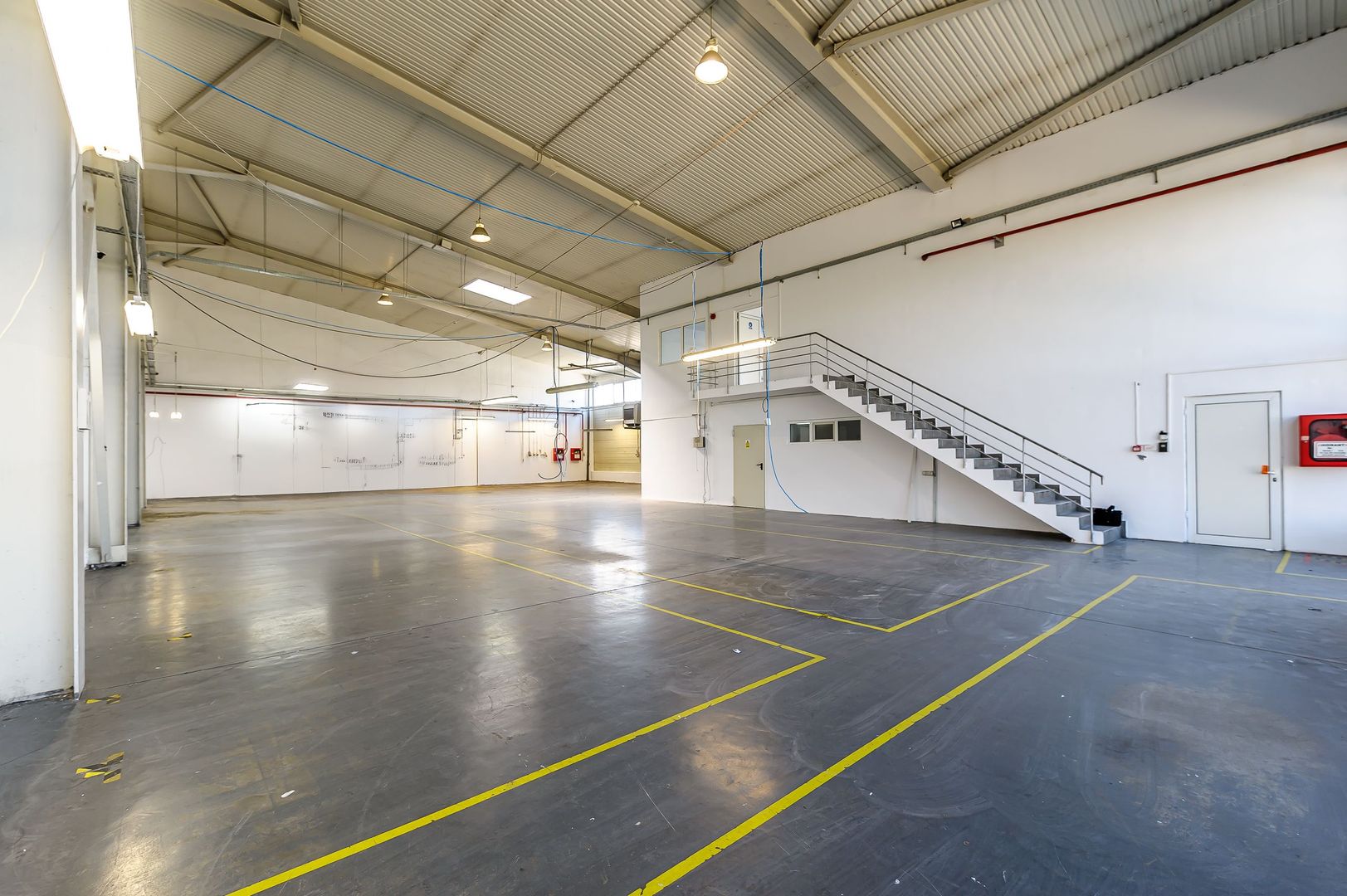 Hală industrială ideală pentru producție sau showroom în Arad 553mp - Poză 4