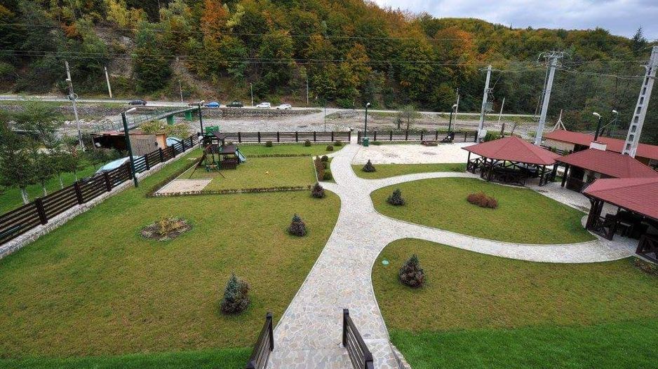 Pensiune de Vânzare în Brădetu – Acces la Apă Sulfuroasă, Vedere rau si munte - Poză 5