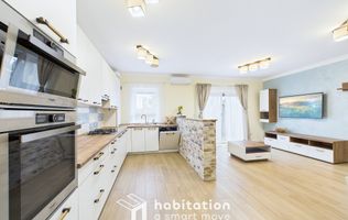Apartament spațios cu curte și garaj – confortul unei case moderne