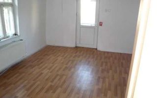Casa cu trei camere  la curte de inchiriat. - Platinia - Poză 2