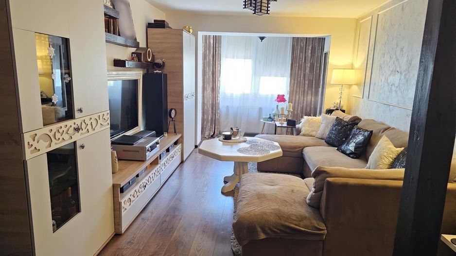 Apartament 3 camere Cetate et.3 pivnita bloc caramida - Poză 1